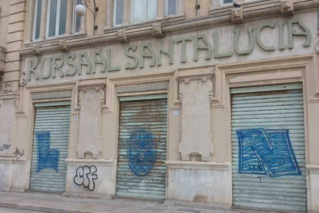 Bari, palazzi e monumenti deturpati: quando "arte" e "politica" sfociano nel vandalismo